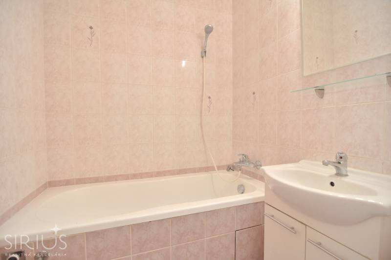 SEČOVSKÁ, 2-i tehlový byt, 56 m2, orientácia V a Z - OBKLOPENÝ ZELEŇOU - Kúpeľňa so sprchou a vaňou v 2-izbovom byte s béžovým obkladom.