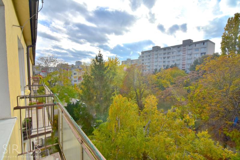 SEČOVSKÁ, 2-i tehlový byt, 56 m2, orientácia V a Z - OBKLOPENÝ ZELEŇOU - Výhľad z balkóna 2-izbového bytu na Sečovskej ulici v Bratislave - Ružinove, obklopený zeleňou.