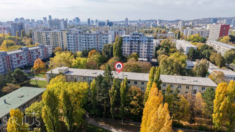 SEČOVSKÁ, 2-i tehlový byt, 56 m2, orientácia V a Z - OBKLOPENÝ ZELEŇOU - Výhľad na obytné bloky a zeleň v Bratislave-Ružinove na Sečovskej ulici.