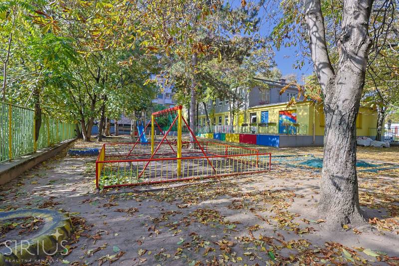 SEČOVSKÁ, 2-i tehlový byt, 56 m2, orientácia V a Z - OBKLOPENÝ ZELEŇOU - Detské ihrisko obklopené stromami a farebnými plotmi v Bratislave na ulici Sečovská.