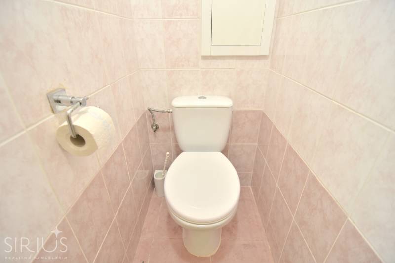 SEČOVSKÁ, 2-i tehlový byt, 56 m2, orientácia V a Z - OBKLOPENÝ ZELEŇOU - Kúpeľňa v 2-izbovom byte s keramickými dlaždicami a toaletou.