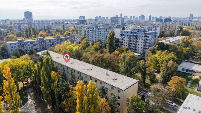 SEČOVSKÁ, 2-i tehlový byt, 56 m2, orientácia V a Z - OBKLOPENÝ ZELEŇOU - Letecký pohľad na sídlisko s panelákmi a zeleňou v Bratislave - Ružinove.