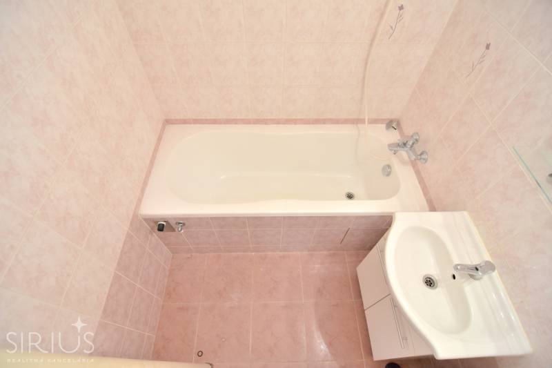 SEČOVSKÁ, 2-i tehlový byt, 56 m2, orientácia V a Z - OBKLOPENÝ ZELEŇOU - Kúpeľňa so sprchovým kútom a umývadlom s ružovým obkladom v 2-izbovom byte.