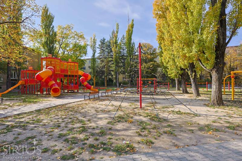 SEČOVSKÁ, 2-i tehlový byt, 56 m2, orientácia V a Z - OBKLOPENÝ ZELEŇOU - Detské ihrisko na Sečovskej ulici v Bratislave - Ružinov s preliezačkami a šmýkačkami.