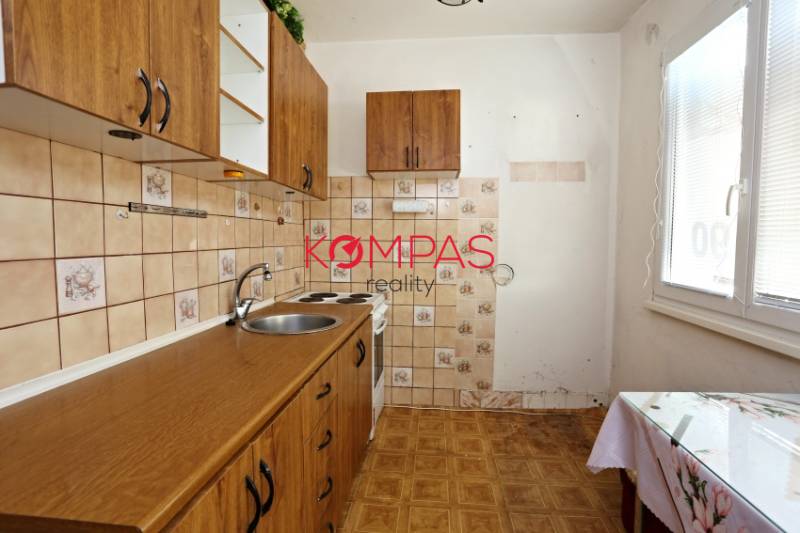 ÚTULNÝ, SVETLÝ 2 IZB.BYT S PRÍJEMNÝM VÝHĽADOM, DETVA - Kuchyňa v 2-izbovom byte s linkou, dlaždicami a podlahou s dreveným dekorom.