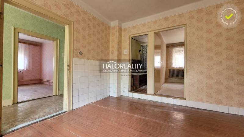 Predaj, rodinný dom Sľažany - EXKLUZÍVNE HALO REALITY - Interiér rodinného domu s podlahou s dreveným dekorom a tapetami.