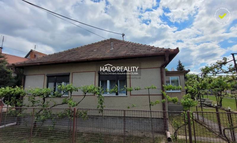 Predaj, rodinný dom Sľažany - EXKLUZÍVNE HALO REALITY - Rodinný dom v Sľažanoch s drevenou strechou a viničom pri plote.