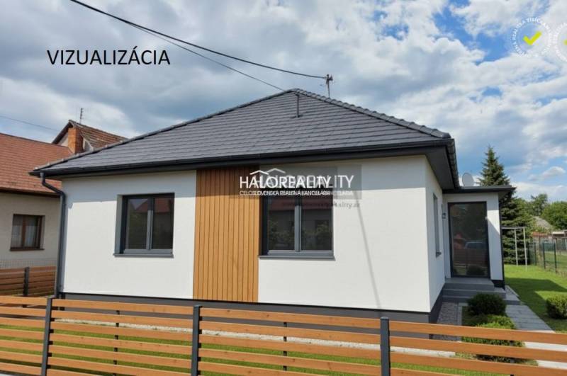 Predaj, rodinný dom Sľažany - EXKLUZÍVNE HALO REALITY - Rodinný dom v Sľažanoch s bielou fasádou a dreveným dekorom.