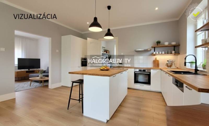 Predaj, rodinný dom Sľažany - EXKLUZÍVNE HALO REALITY - Kuchyňa rodinného domu s podlahou s dreveným dekorom a priestranným jedálenským ostrovčekom.