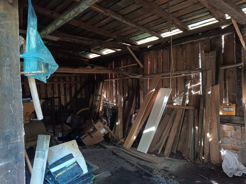 Hospodárska usadlosť  - Drevená hospodárska budova s uskladneným materiálom a náradím pri rodinnom dome v Horných Hámroch.