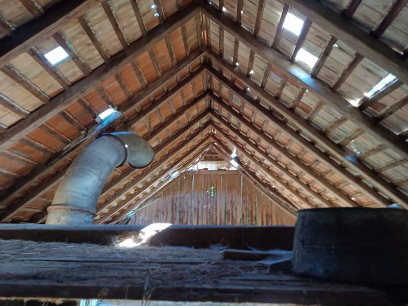 Hospodárska usadlosť  - Podkrovie rodinného domu v Horných Hámroch so sklenenými otvormi a výstupom komína.