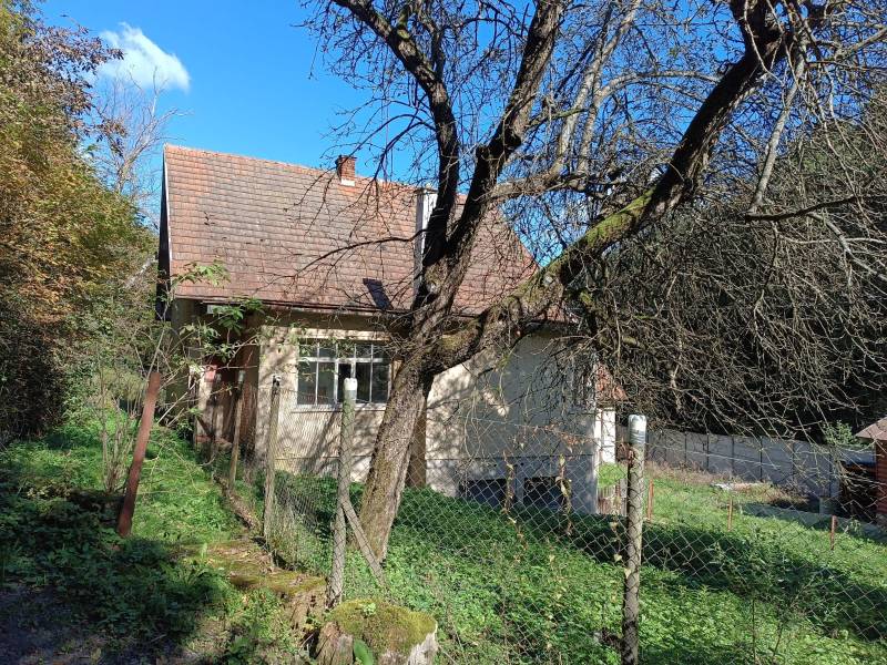 Hospodárska usadlosť  - Rodinný dom v Horných Hámroch s terakotovou strechou obklopený prírodou a plotom.