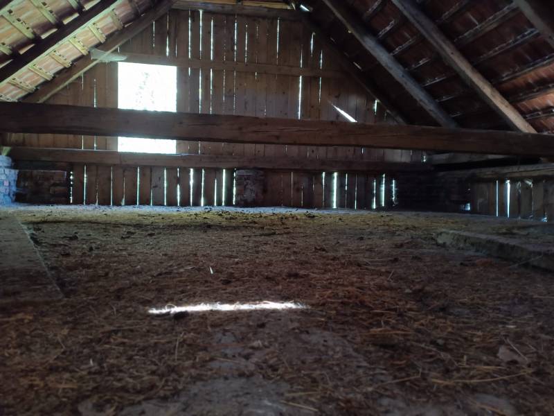 Hospodárska usadlosť  - Povala Rodinného domu v Horných Hámroch so starou drevenou konštrukciou a strešnou krytinou.