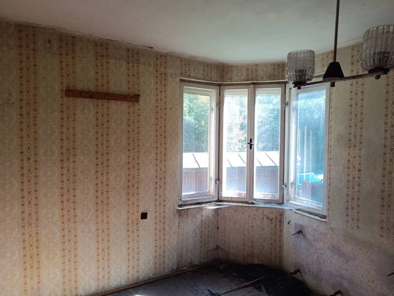 Hospodárska usadlosť  - Interiér rodinného domu s tapetami a veľkými oknami.