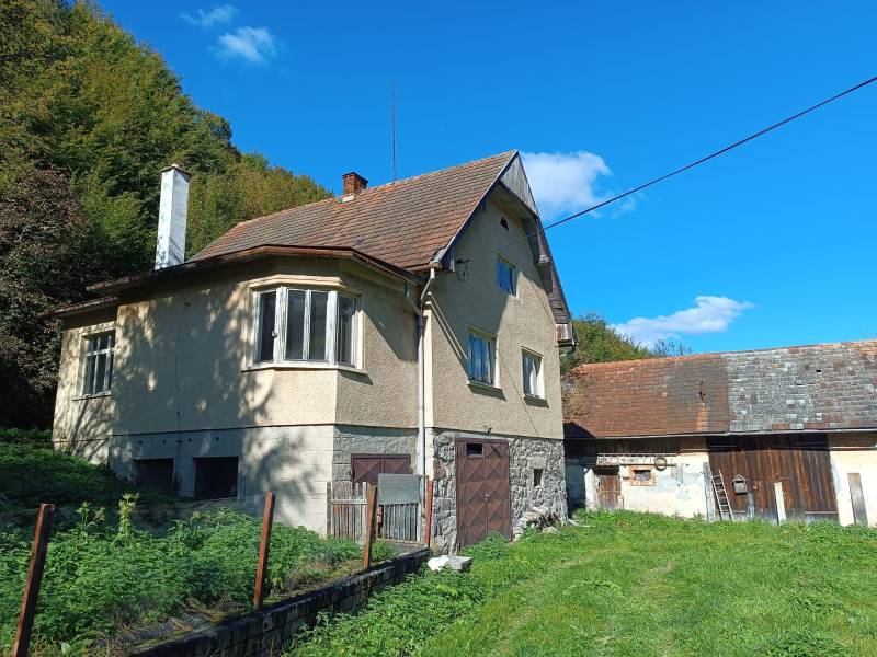 Hospodárska usadlosť  - Rodinný dom v Horných Hámroch, obklopený zeleňou, s garážou a šikmou strechou.