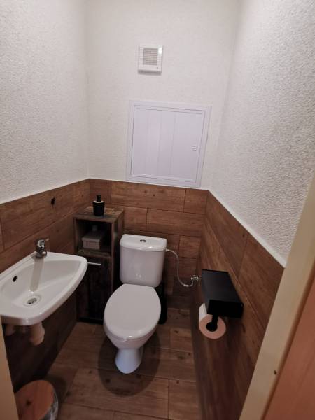 3 izbový byt Zlaté Moravce - Toaleta v 3-izbovom byte, podlaha s dreveným dekorom a umývadlo s batériou.