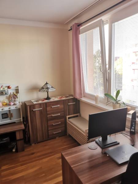 3 izbový byt Zlaté Moravce - Domáca pracovňa v 3-izbovom byte s podlahou s dreveným dekorom a počítačom na stole.