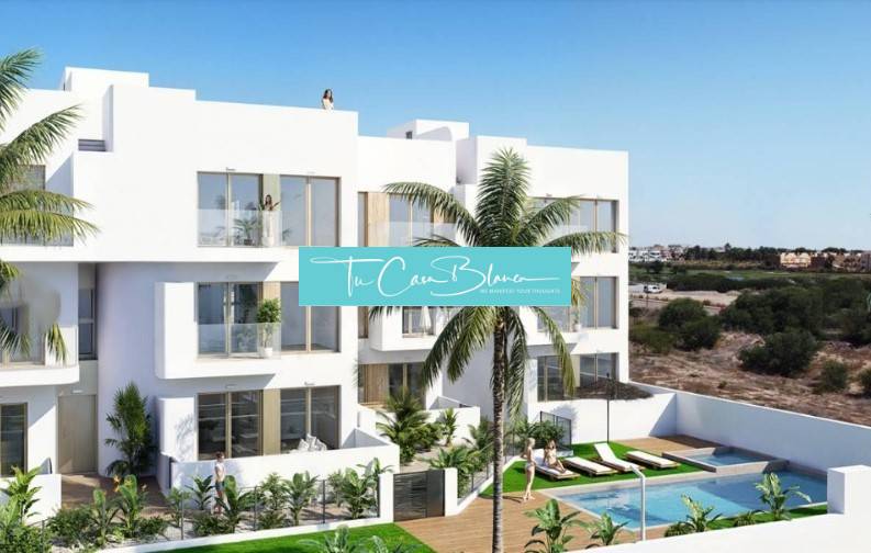 Novostavba, Apartmán Los Alcazáres, 85 m2, 2 spálne bazén  - Biely rekonštruovaný rekreačný apartmán v Los Alcázares s bazénom a záhradou.