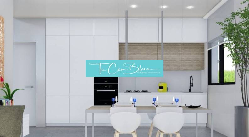 Ekologická novostavba Calasparra, 77-117m2, 2-3spálne - Kuchyňa rodinného domu s jedálenským stolom, bielymi skrinkami a rastlinou v kvetináči.