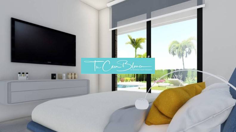 Ekologická novostavba Calasparra, 77-117m2, 2-3spálne - Spálňa v rodinnom dome s posteľou, televízorom a veľkými oknami s výhľadom na záhradu.