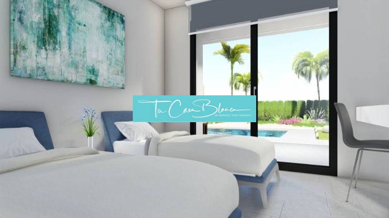 Ekologická novostavba Calasparra, 77-117m2, 2-3spálne - Spálňa s dvoma posteľami a výhľadom na záhradu v rodinnom dome.