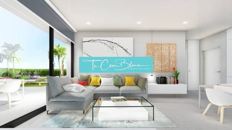 Ekologická novostavba Calasparra, 77-117m2, 2-3spálne - Svetlá obývačka v rodinnom dome s pohovkou, veľkými oknami a moderným nábytkom.