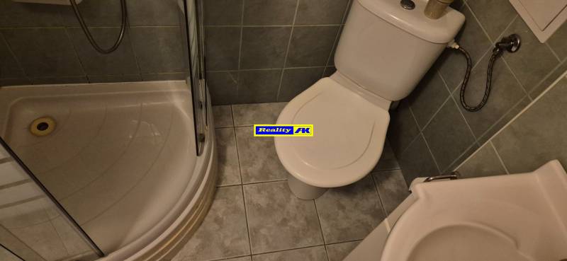 REZERVOVANÉ jednoizbový zrekonštruovaný byt v širšom centre mesta - Kúpeľňa s toaletou a sprchovacím kútom v 1-izbovom byte.