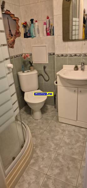 REZERVOVANÉ jednoizbový zrekonštruovaný byt v širšom centre mesta - Kúpeľňa s toaletou v 1-izbovom byte, umývadlom a sprchovým kútom na dlaždiciach.