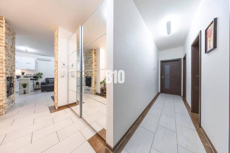 Tri Vody - 4-izbový rodinný dom s bazénom | Most pri Bratislave – Baza - Chodba rodinného domu s dlažbou a zrkadlovou stenou.