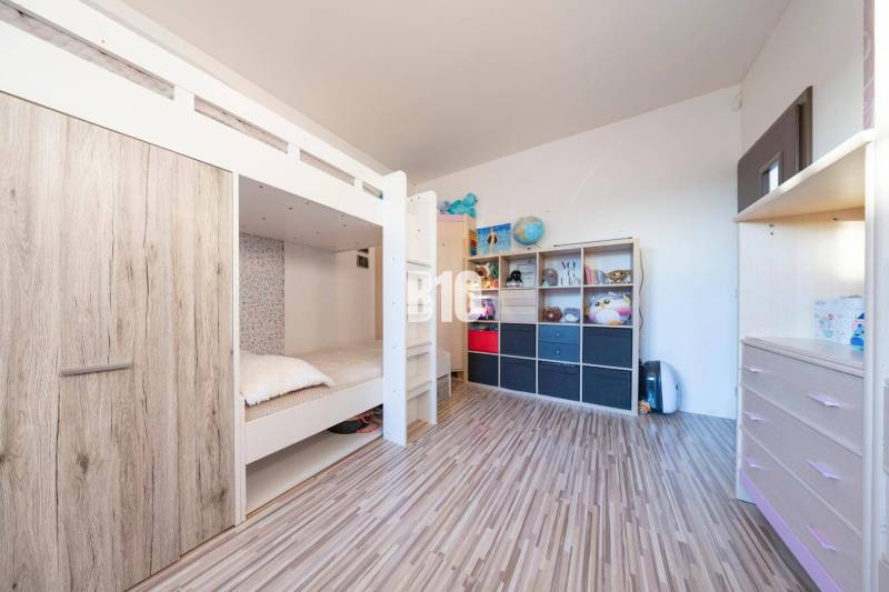 Tri Vody - 4-izbový rodinný dom s bazénom | Most pri Bratislave – Baza - Detská izba s poschodovou posteľou, úložným priestorom a podlahou s dreveným dekorom.