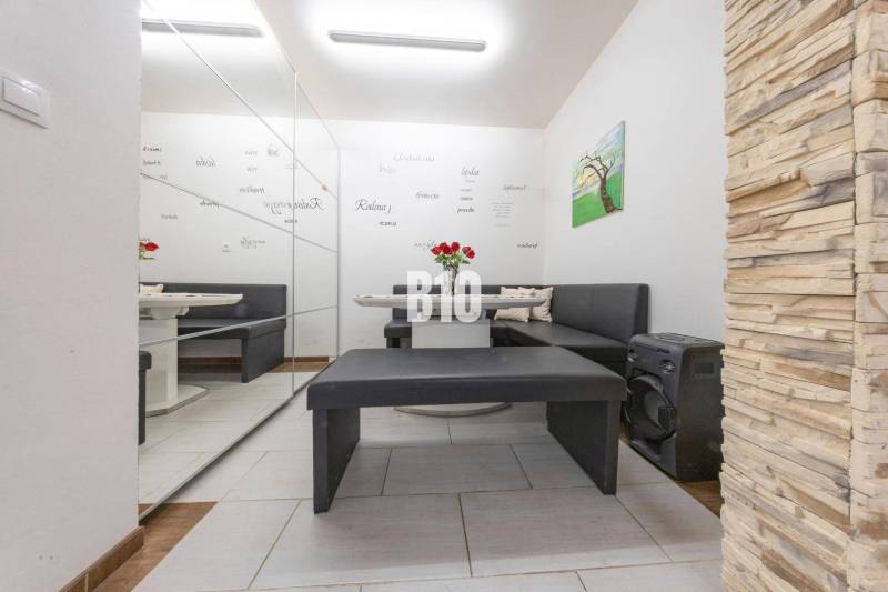 Tri Vody - 4-izbový rodinný dom s bazénom | Most pri Bratislave – Baza - Interiér rodinného domu s posedením, zrkadlovou stenou a dekoratívnym obkladom.