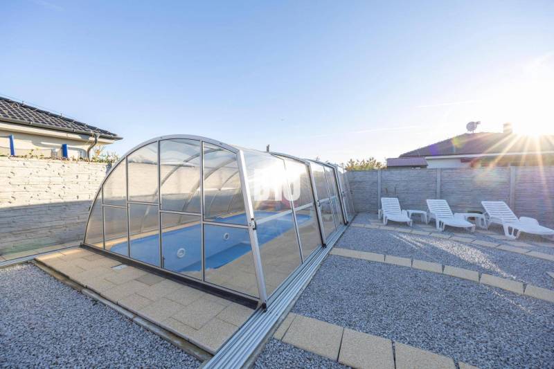 Tri Vody - 4-izbový rodinný dom s bazénom | Most pri Bratislave – Baza - Záhrada rodinného domu v Moste pri Bratislave s bazénom a ležadlami.