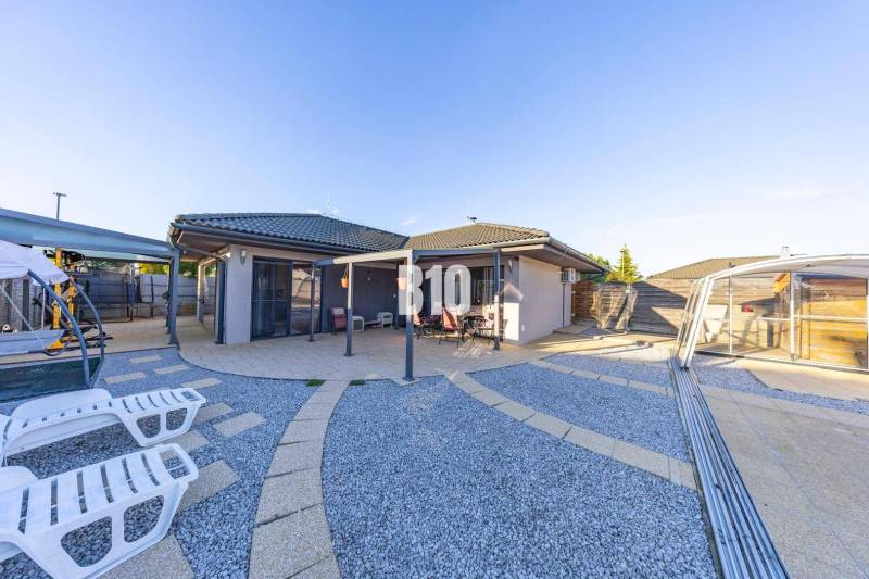 Tri Vody - 4-izbový rodinný dom s bazénom | Most pri Bratislave – Baza - Rodinný dom v Moste pri Bratislave s terasou a bazénom obklopený kamienkami.