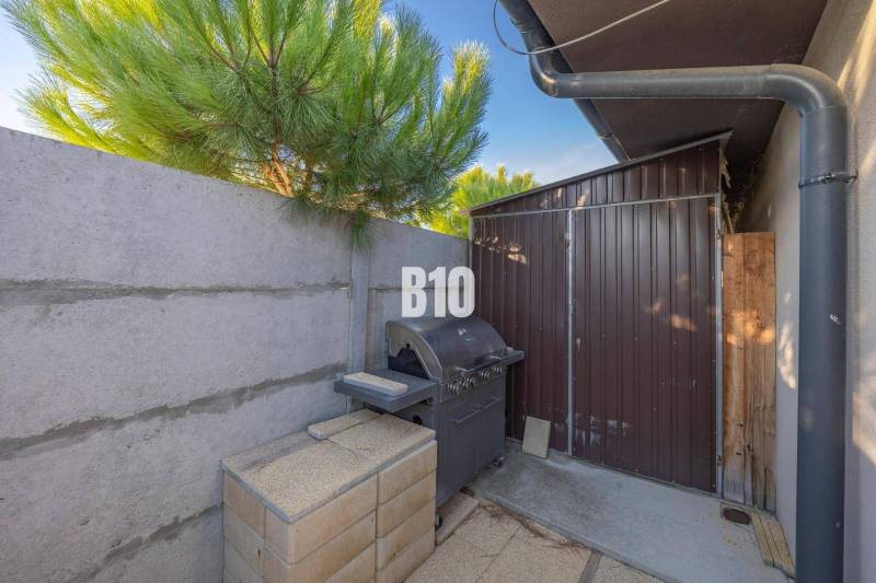 Tri Vody - 4-izbový rodinný dom s bazénom | Most pri Bratislave – Baza - Záhrada v Moste pri Bratislave s grilom a dreveným prístreškom pri rodinnom dome.