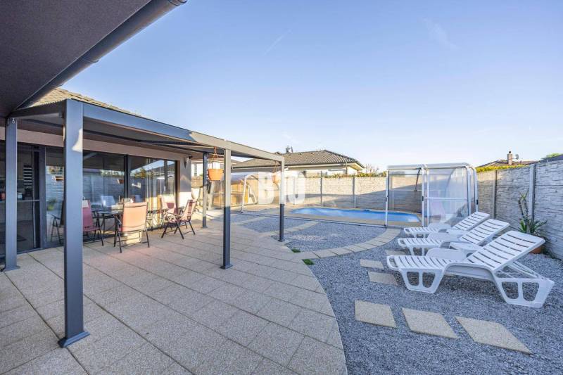 Tri Vody - 4-izbový rodinný dom s bazénom | Most pri Bratislave – Baza - Rodinný dom v Moste pri Bratislave s terasou, altánkom a bazénom.