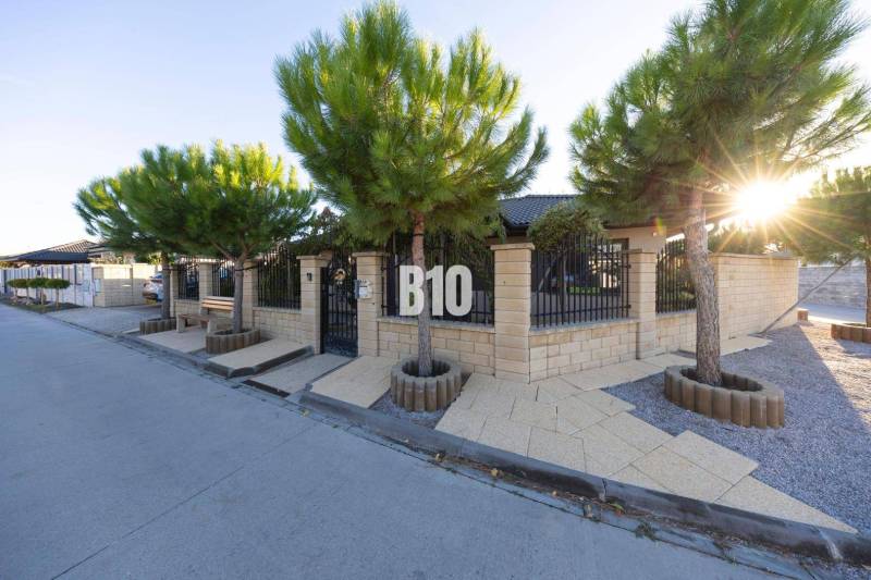 Tri Vody - 4-izbový rodinný dom s bazénom | Most pri Bratislave – Baza - Rodinný dom v Moste pri Bratislave s kamenným plotom a výsadbou stromov.