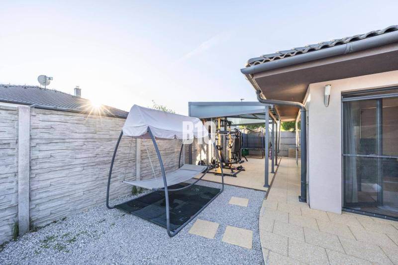 Tri Vody - 4-izbový rodinný dom s bazénom | Most pri Bratislave – Baza - Rodinný dom v Moste pri Bratislave s terasou, vonkajšou posilňovňou a hojdačkou.