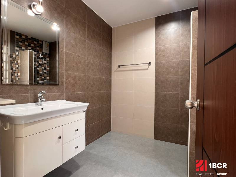 ÚTULNÁ 3 SPÁLŇOVÁ VILA S BAZÉNOM - EAST PATTAYA - Kúpeľňa vo vile s umývadlom, zrkadlom a obkladovými dlaždicami.