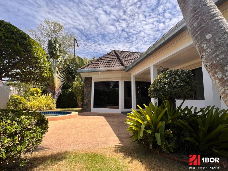 ÚTULNÁ 3 SPÁLŇOVÁ VILA S BAZÉNOM - EAST PATTAYA - Vila v Pattayi obklopená upravenou záhradou s dlažbovou terasou.