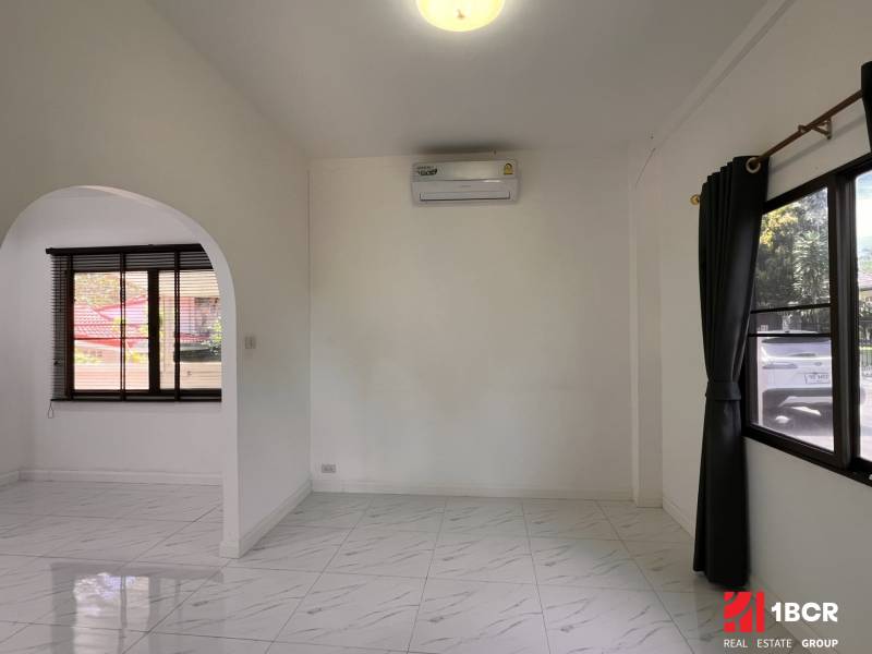 ÚTULNÁ 3 SPÁLŇOVÁ VILA S BAZÉNOM - EAST PATTAYA - Interiér vily s bielou podlahou a oblúkovým prechodom v stene.