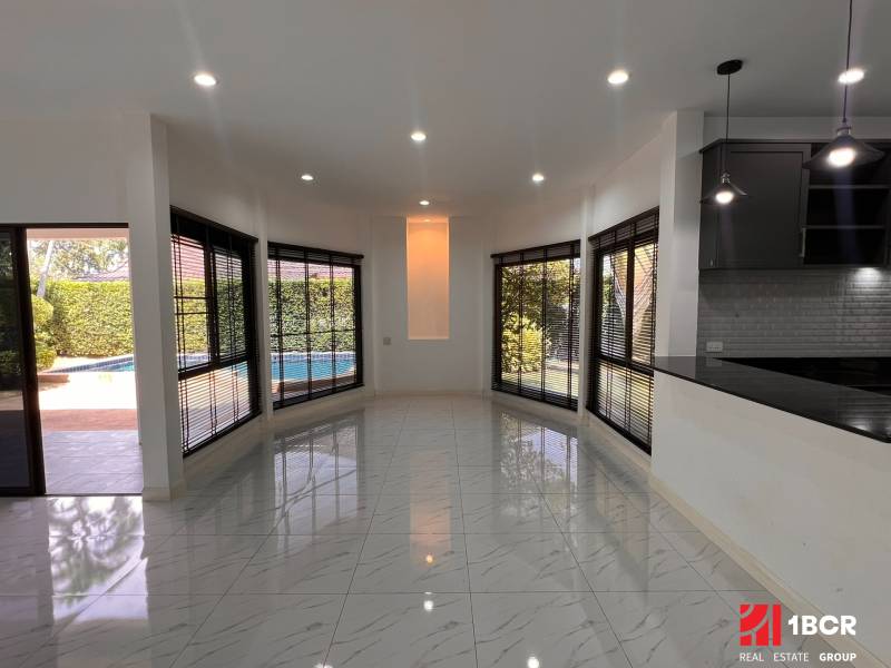 ÚTULNÁ 3 SPÁLŇOVÁ VILA S BAZÉNOM - EAST PATTAYA - Interiér vily s výhľadom na záhradu, veľkými oknami a dlažbou.