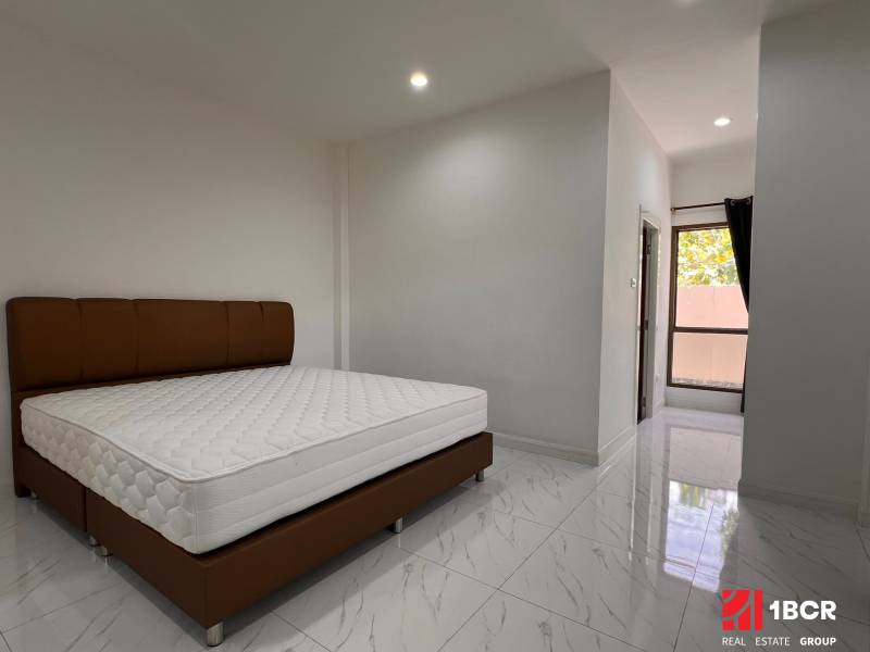 ÚTULNÁ 3 SPÁLŇOVÁ VILA S BAZÉNOM - EAST PATTAYA - Interiér Vily s posteľou a žiarivou keramickou dlažbou.