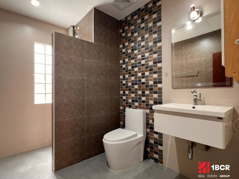 ÚTULNÁ 3 SPÁLŇOVÁ VILA S BAZÉNOM - EAST PATTAYA - Kúpeľňa vo vile s keramickou dlažbou a s moderným zrkadlom nad umývadlom.