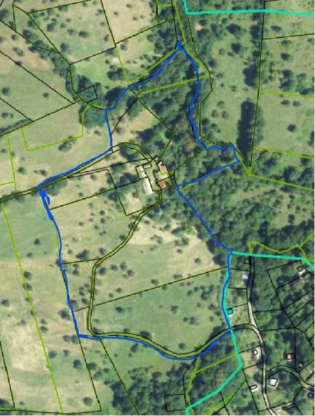 Hospodárska usadlosť s 3,6 hektárovým pozemkom na samote Nová Baňa - Mapka zobrazujúca hranice pozemkov v okolí, vrátane ciest a rodinného domu.