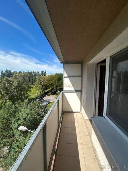 Veľký 2-izb. byt na ul. Vranovská, Petržalka, lodžia, 4.p./7 - Balkón garsónky s výhľadom na zeleň v Bratislave, Vranovská ulica, Petržalka.