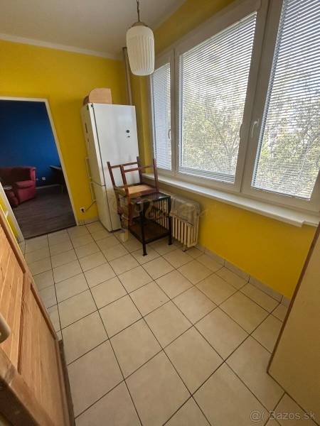 Veľký 2-izb. byt na ul. Vranovská, Petržalka, lodžia, 4.p./7 - Garsónka so žltými stenami a dlažbou, veľké okno s výhľadom.