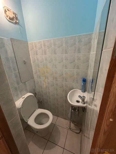 Veľký 2-izb. byt na ul. Vranovská, Petržalka, lodžia, 4.p./7 - Kúpeľňa v garsónke s toaletou, umývadlom a modrými stenami.