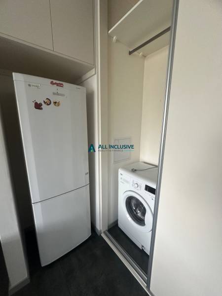 Stavbárska ulica,2-garsónka na prenájom - Dvojgarsónka s chladničkou a práčkou, vstavaná skriňa s posuvnými dverami.