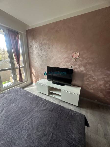 Stavbárska ulica,2-garsónka na prenájom - Izba v dvojgarsónke s TV, kreslom a dekoratívnou stenou.