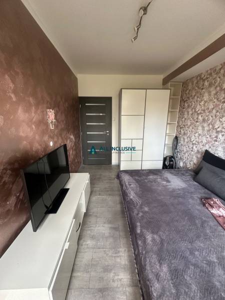 Stavbárska ulica,2-garsónka na prenájom - Spálňa v dvojgarsónke s televízorom, manželskou posteľou a vstavanou skriňou.